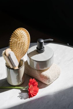 Çevre dostu banyo aksesuarları ve beyaz masanın üzerindeki dekorun çok üstünde. Sabun, havlu ve dekor. Ev rahatlığı. Spa Oteli. Rahatlama zamanı. Vücut bakımı