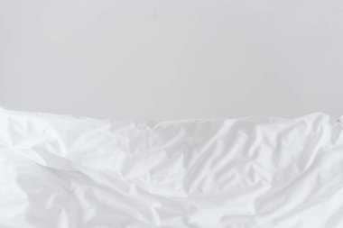 Yataktaki hipoalerjenik beyaz çarşaflar, çağdaş otel odası detayları, kişisel konfor fikri, yatak konsepti, ferahlık fikri, rahat bir sabah.