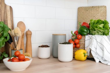 Hasır sepette sağlıklı gıda ürünleri. Salata malzemeleri ve ahşap masada bitki çayı. Evde yemek pişirmek. Ev rahatlığı. Sağlıklı beslenme. Mutfak iç tasarımı