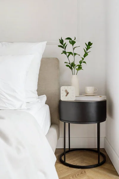 Décor Maison Sur Table Chevet Concept Confort Horloge Livre Fleur — Photo