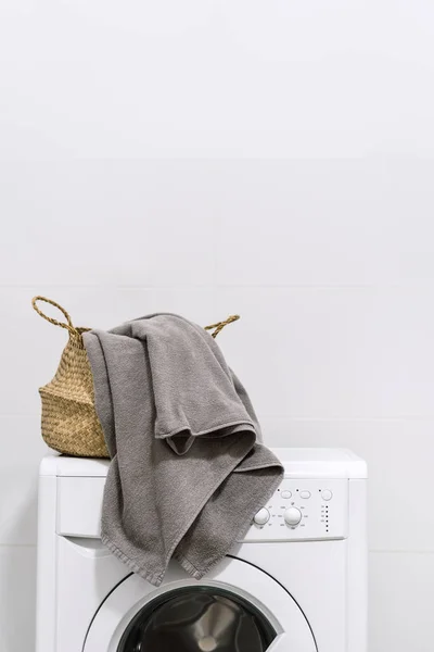 청소의 현대식 세탁기 위에서 수건으로 바구니와 빨래를 복사본 배경에 반대되는 — 스톡 사진