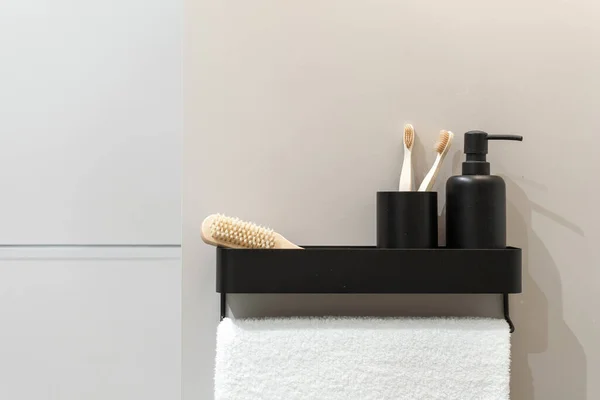 Metal Black Shelf Bath Towel Bamboo Toothbrush Body Brush Soap — Stockfoto