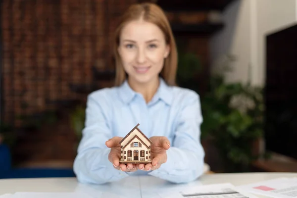 Smiling Woman House Model Real Estate Agent Occupation Realtors Job — Stok fotoğraf