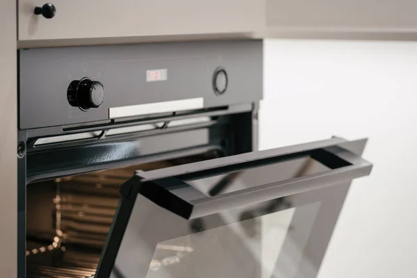 Pemandangan Samping Oven Hitam Dengan Pintu Terbuka Dengan Gaya Dapur — Stok Foto