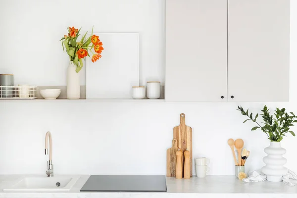 Interieur Witte Moderne Keuken Met Kasten Opbergkasten Ingebouwd Huishoudapparaat Keramische — Stockfoto