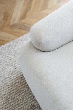 Profesyonel kuru temizleme ve koltuk mobilyası konseptinde döşeme yenileme. Örülmüş halıyı ve oturma odasındaki yeni rahat kanepeyi kapatın. Koltuk İskandinav iç tasarımında