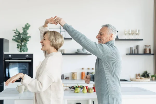 Married Family Couple Smiling Dancing Slowly Kitchen Modern Interior Cozy — ストック写真