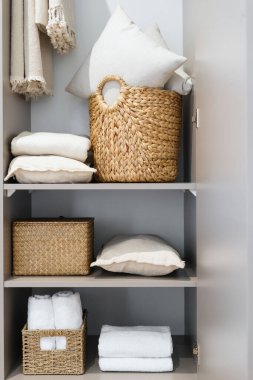 Modern oda iç tasarımında banyo aksesuarları. Saflık kavramı. Temizlik ve çamaşır fikri. Banyodaki organizasyon alanı. Tadilattan sonra eve