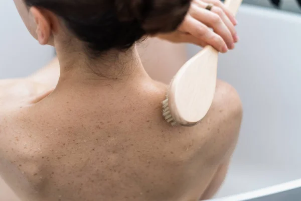 Closeup Female Back Hand Wooden Massage Brush Exfoliation Body Care — Stockfoto
