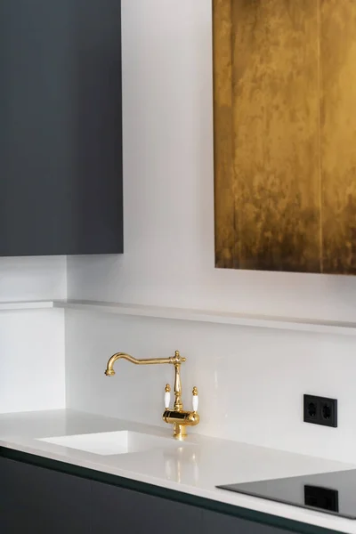 Interior Home Kitchen Room Design White Countertop Luxury Golden Faucet — Stok fotoğraf