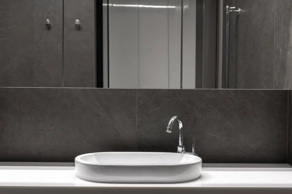 Luxury Hotel Bathroom Interior Modern Washbasin White Countertop Silver Water — 图库照片