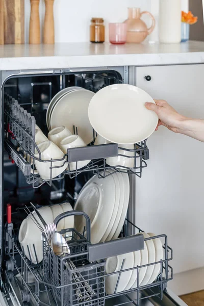 Обрезанный Вид Человека Забирающего Чистую Посуду Открытой Посудомоечной Машины Современная — стоковое фото