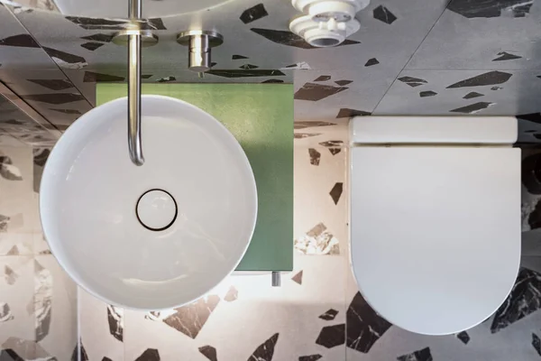 Contemporary Interior Design Apartment White Ceramic Washbowl Silver Faucet Toilet — Stockfoto