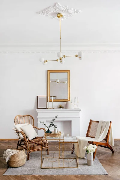 Hygge Design Living Room White Knitted Blanket Wood Chair Pillows — Stockfoto