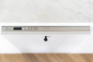 Kontrol panelinin çok üstünde, mutfaktaki bulaşık makinesinin düğmeleri ve modları. Bulaşık yıkama fikri. Çağdaş mutfak aletleri. Ev rahatlığı. Temizlik kavramı