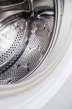 Paslanmaz çelik iç varili olan otomatik çamaşır makinesinin kapısını aç ve çamaşır yıkamak için önden doldur. Onarım, yenileme ve onarım servisi. ev aletleri kavramları