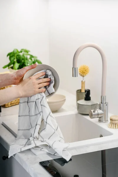 Cropped View Woman Wiping Dishes Towel Kitchen Eco Friendly Dishwashing — Stock Photo, Image