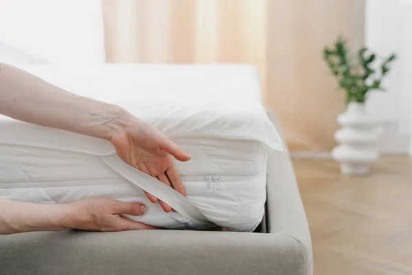 Ausgeschnittene Ansicht Der Frau Wechseln Wasserdichte Bettwäsche Topper Auf Orthopädische — Stockfoto