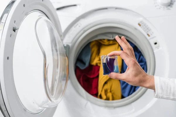 Mesin Cuci Otomatis Dengan Pintu Terbuka Dan Pakaian Tekstil Warna — Stok Foto