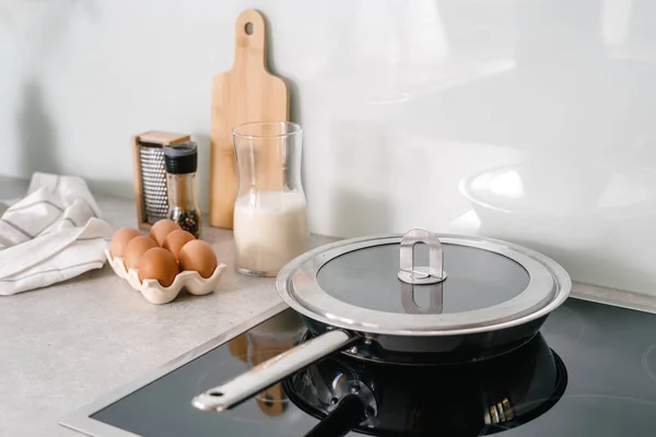厨房台面上有玻璃陶瓷锅盖 胡椒和毛巾的不锈钢锅盖 内部较轻 在家里准备早餐 — 图库照片