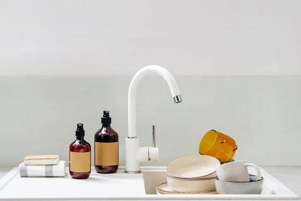 Flaschen Attrappen Mit Waschmittel Und Spülschwamm Der Nähe Des Modernen — Stockfoto