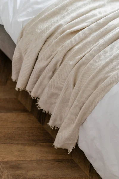 Plaid Textile Beige Couché Sur Lit Confortable Dans Une Chambre — Photo