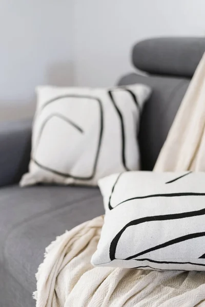 Foyer Sélectif Sur Coussin Blanc Sur Canapé Gris Avec Plaid — Photo