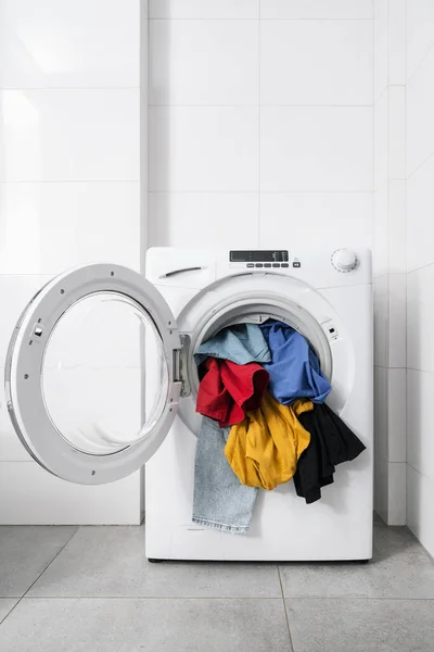 Cucian Rumah Pakaian Yang Tidak Dicuci Warna Dimuat Dalam Mesin — Stok Foto