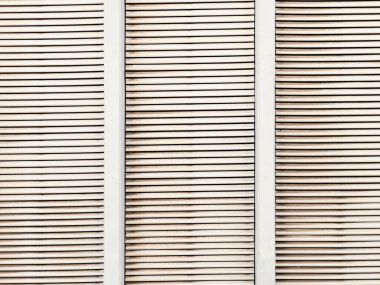 Kirli paten kapağı. Işıktaki pencere ya da kapı kapağının dokusu