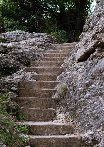 Каменная Лестница Горной Тропе Лестница Ступенька Между Двумя Большими Валунами — стоковое фото