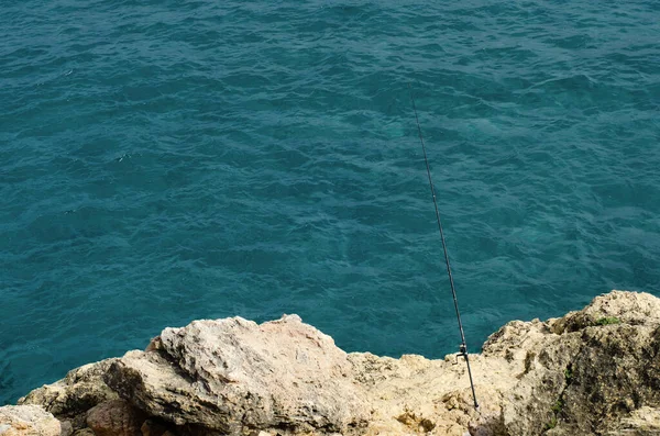Fishing Rod Cliff Blue Water Stock Fishing Photo Copy Space — Stock fotografie