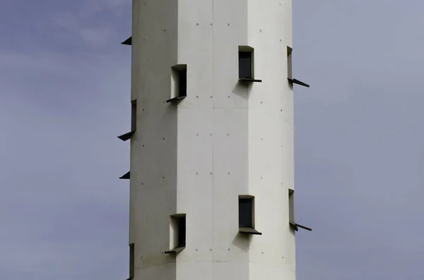 Blízko Starého Bílého Majáku Přední Pohled Vysokou Věž Spoustou Oken — Stock fotografie