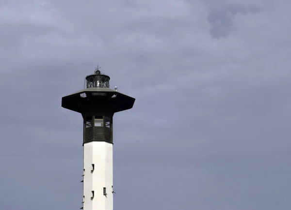 Photo Diurne Phare Avec Nombreuses Fenêtres Journée Nuageuse Photo Stock — Photo