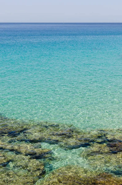 Close Mar Mediterrâneo Várias Rochas Podem Ser Vistas Através Água — Fotografia de Stock