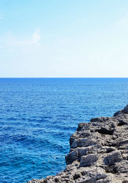 Horizon Line Blue Mediterranean Sea Cliff Menorca Island Vertical Wallpaper — Fotografia de Stock