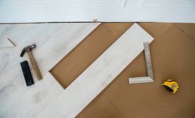 Beyaz renkli birkaç kaplamalı panel. Zemin kuruluyor