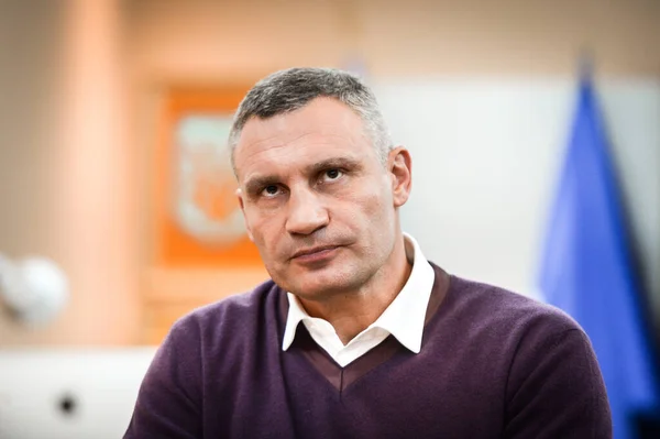Ukrayna, Kyiv 'de düzenlediği basın toplantısında Kyiv Vitaliy Klitschko' nun belediye başkanı. 18 Kasım 2021. Klychko boksörü