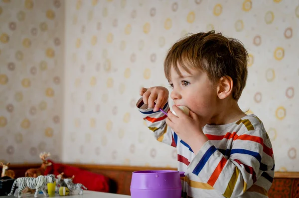 Child Eat Boiled Egg Happy Little Boy Eat Plastick Lunch — 图库照片