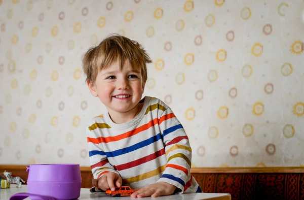 快乐的笑着的小男孩，拿着叉子准备吃健康的午餐。小孩肖像2岁男孩在幼儿园的正面形象 — 图库照片