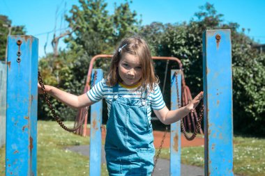 Altı yaşında mutlu bir kız çocuğu. Yaz tatili. Çocuk parkındaki küçük çocuğun portresini kapat. Mutlu gülümseyen neşeli çocuk, gerçek duygu, kaygısız çocukluk konsepti