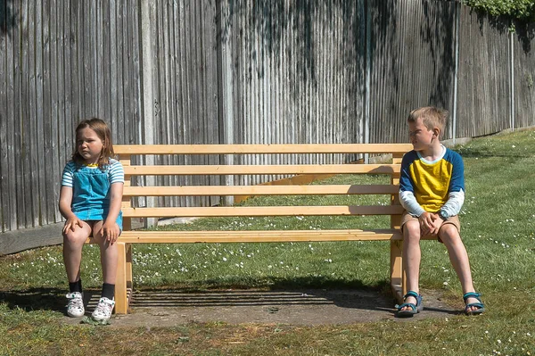 Los Niños Niñas Están Distanciamiento Social Sentados Banco Parque Hermano — Foto de Stock
