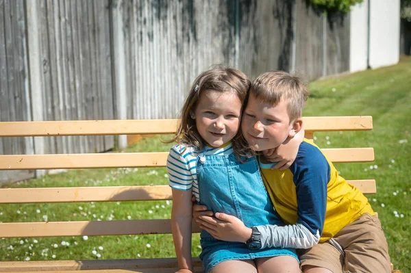 Dos Niños Felices Divertidos Sentados Banco Juntos Abrazados Chico Chica — Foto de Stock