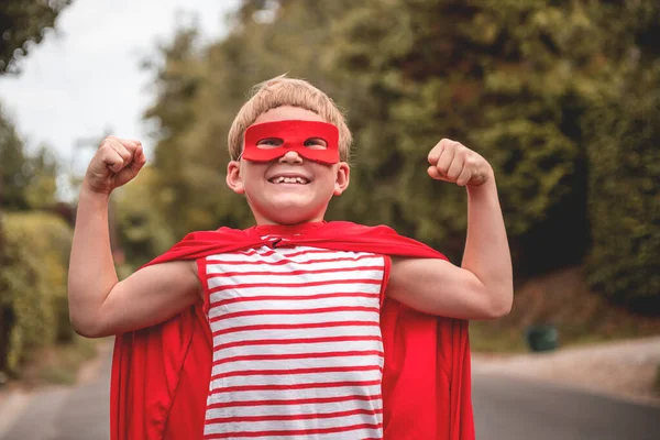 Niño Con Capa Superhéroe Rojo Máscara Chico Gracioso Retrato Aire — Foto de Stock