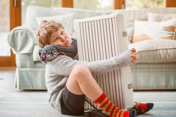 Portret Van Een Kleine Schooljongen Domme Jongen Verwarming Van Woningen — Stockfoto