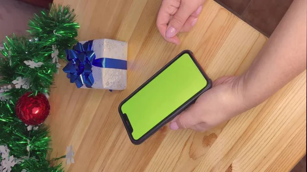 Mains Féminines Tenir Téléphone Avec Écran Vert Sur Une Table — Photo