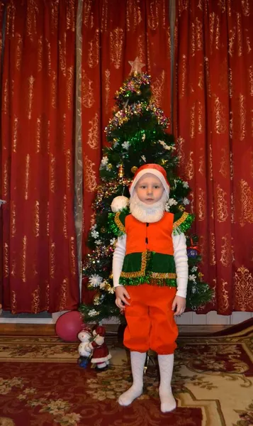 Ένα Μικρό Αγόρι Κοστούμι Χαρούμενου Ξωτικού Στέκεται Δίπλα Στο Χριστουγεννιάτικο — Φωτογραφία Αρχείου