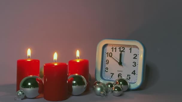 Retro Klocka Från Talet Och Julsilver Bollar Med Röda Ljus — Stockvideo