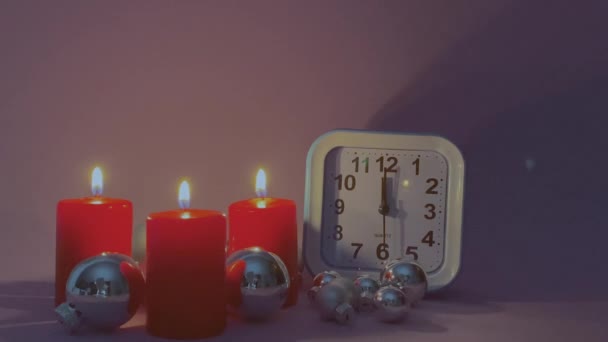 Relógio Retro Dos Anos Bolas Prata Natal Com Velas Vermelhas — Vídeo de Stock