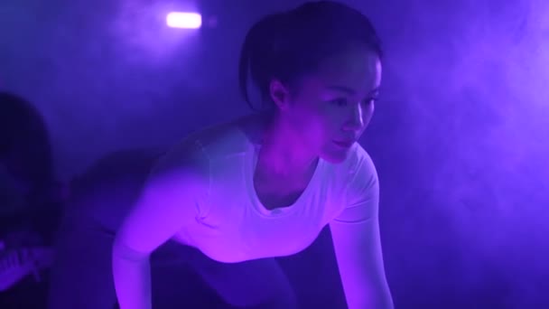 Азійська Жінка Робить Один Рукопашний Заряд Смоктуюча Темна Похмура Гімнастика — стокове відео