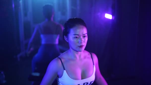 아시아 나란히 위에서 올라간다 스모키어둡고 스러운 체육관 과어린 소녀가 힘있는 — 비디오
